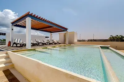 Image de Lock-off apartment with balcony, rooftop pool, & kitchen - near beach