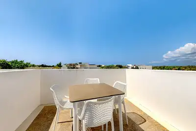 Image de Stylish studio near beach with rooftop pool, partial Ac, & free WiFi