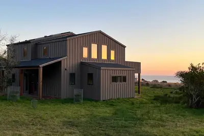 Image de Ocean-view home steps from rec center with private hot tub, pools & saunas