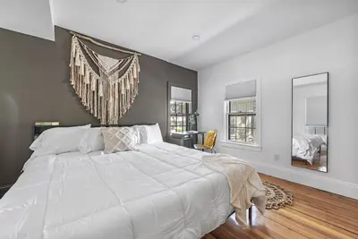 Image de The Bookstore · 2 Private Parking Spots · 2 King Beds · Downtown Rockport·