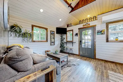 Image de Rustic getaway with fireplace, patio area, board games, full kitchen, & Tv