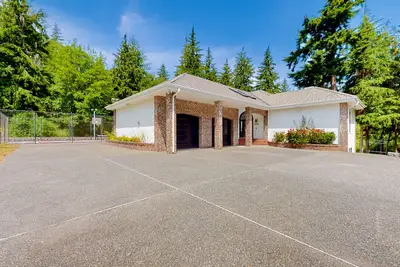 Image de Custom, dog-friendly home on 5 lakefront acres with tennis, sauna & game room