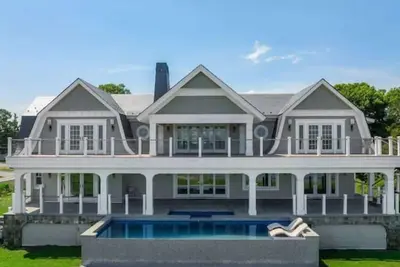 Image de Hamptons waterfront gem!