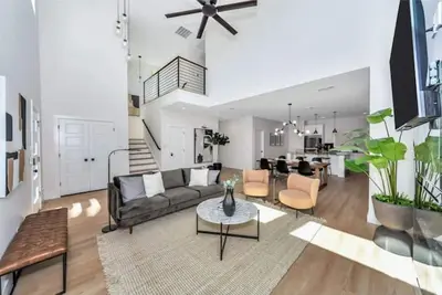 Image de New Modern Home 3Br/3Ba + Balcony Skyline Views