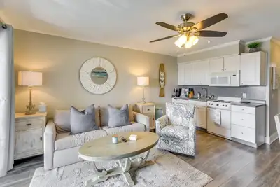 Image de Steps to Beach! Top-Floor Condo in Hilton Head