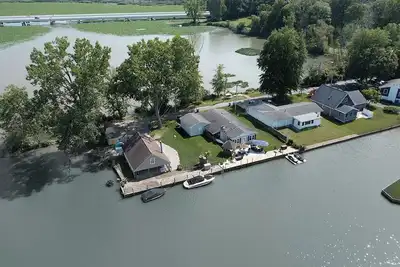 Image de Best Location Water Front. Private Dock. Canoe. Kayak. PaddleBoard, GolfCourseCommnty