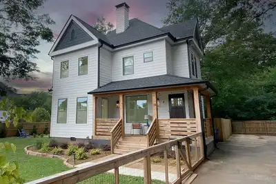 Image de Walkable Luxury In East Lake