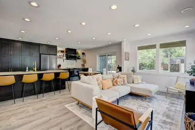 Image de Off-Broadway - Modern w/outdoor oasis of fun