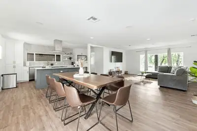 Image de Lovely and Spacious 4 Bedroom House Sleeps 10