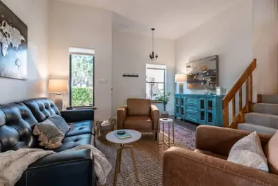 Image de Pet-free home in safe Ne heights neighborhood!