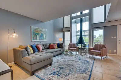 Image de Modern Point Venture Vacation Rental w/ Deck!