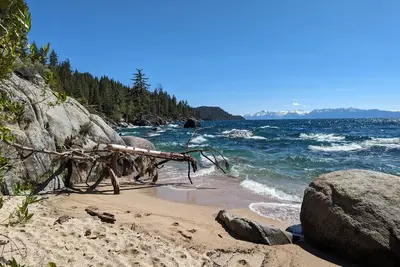 Image de Classic Tahoe Cabin 10 min Walk to Beach