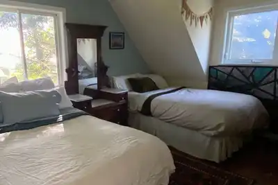 Image de Ocean View Beach House- lush acre with gardens and a trail to beach!
