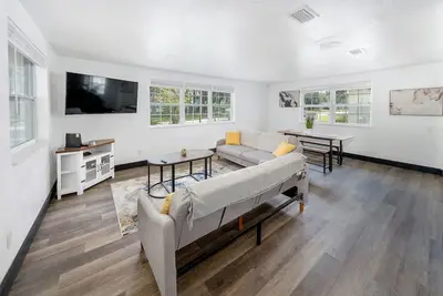 Image de Spacious 4-Br Home, 7 miles to Tiaa Bank Field