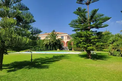 Image de Villa with pool surrounded by greenery with large outdoor spaces, Lemon suite