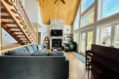 The Bear Cave Cottage on Little Kennisis Lake -Lake front fun, spacious property