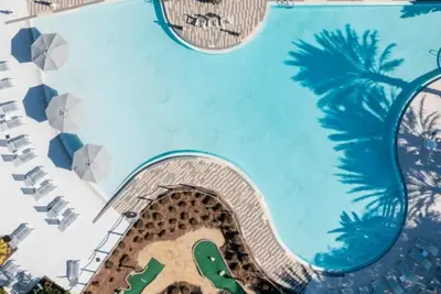 Image de Pet friendly, resort style, 3 bedroom home, 10 minutes from Disney!