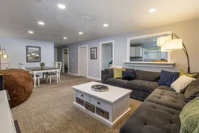 Image de Large 2 Bd Basement Apt|Cute n Cozy|Close to Ski