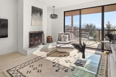 Image de Modern, Trendy Townhome in Stowe! Newly Remodeled