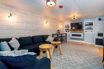 Image de Location! This Stunning 2 Bedroom on Main Street.