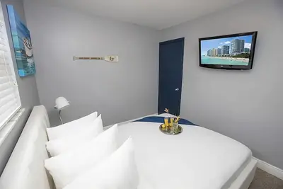 Image de Walking Distance to Beach! On-Site Restaurant and Bar, Pet-Friendly!