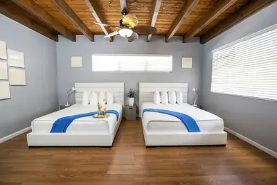 Image de Beaches and Nightlife Just Outside Your Door! 2 Modern Units, On-Site Bar