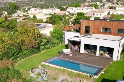 Image de Maison D'architecte Avec Piscine vue sur les Vignes