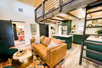 Image de Newly built nature-inspired bohemian cabin close to everything!