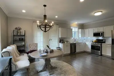 Image de Modern Townhome with a theater room & gym area