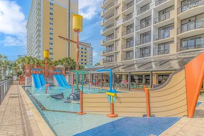 Modern*Oceanfront2BR*Pools*Downtown*HoneymoonSuite