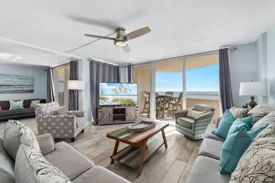 Image de Coastal Elegance Beachfront View