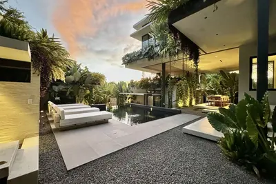 Image de Kunuk – Luxe 4-Bedroom Villa, 3-Min Walk to Surf & Sunset