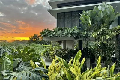 Image de Kunuk – Luxe Treehouse, Surf, Sunset & Steps to the Beach.