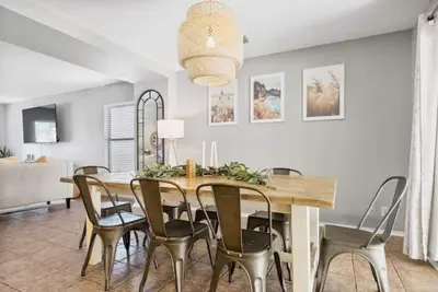Image de Large 3 bedroom home with game room