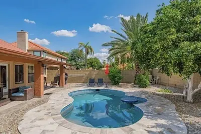 Image de Specious Desert home with pool and game room, close to Tpc