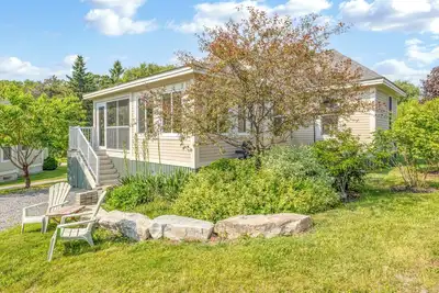 Image de Cheerful cottage on East Lake resort with pool
