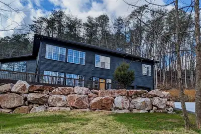 Image de Spacious, serene retreat in the foothills of the Smokies- close to the Dragon!