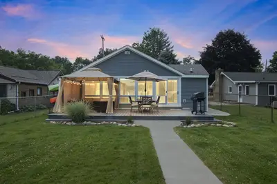 Image de Gilletts Lake Getaway:Ice Fishing, Skiing, and Cozy Lakeside Living
