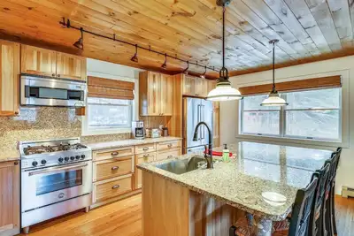 Image de Stowe Sticks: 4 br, a/c, gas fireplace, firepit, deck!