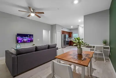 Image de Lovely Newly built condo centrally located in Tpa\n
