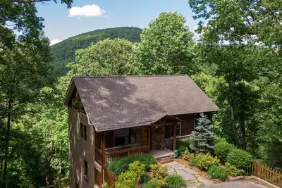 Image de Another Point of View - 4 bedroom home w/ fireplace, pool table, and fire pit!