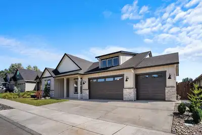 Image de Pristine & New exec home. Playground. King bed. 3 car garage.
