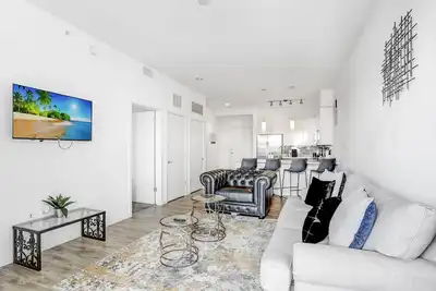 Image de Includes access to top of the line Gym, Luxary Pool, & City View Sky Lounge