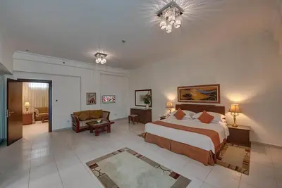 Image de Three Bedroom Apartment Near Marina Scape Mall Ab