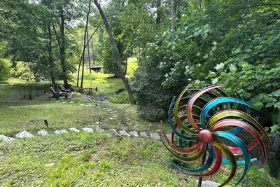 Image de Walk to the river or stay at the cabin w/ great outdoor space. Close to the Folk School & Casino