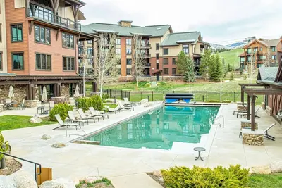 Image de Upgraded+Best Amenities:Heated Pool-3 HotTubs-Gym-Game Room Across St-Top Floor-Deck-W/D-Workstation