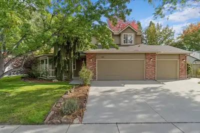 Image de Relax in Dog-Friendly Modern Farmhouse Stye | A Stroll Away from Downtown Eagle! Bbq & Patio!