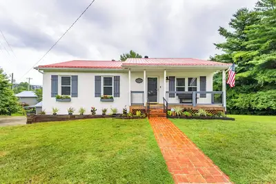 Image de Experience Lake Cumberland at Burnside Bungalow: Private Dock, Pool Access!
