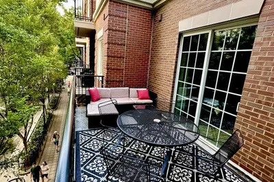 Image de “The Beehive” - Private Balcony Overlooking Main Street in Downtown Greenville