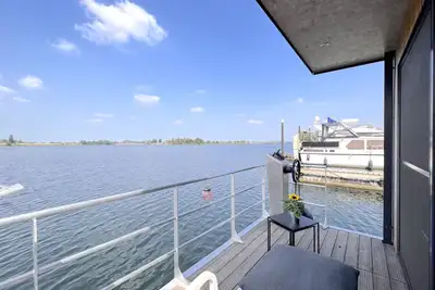 Image de Bateau de luxe dans un endroit magnifique à Maasbommel